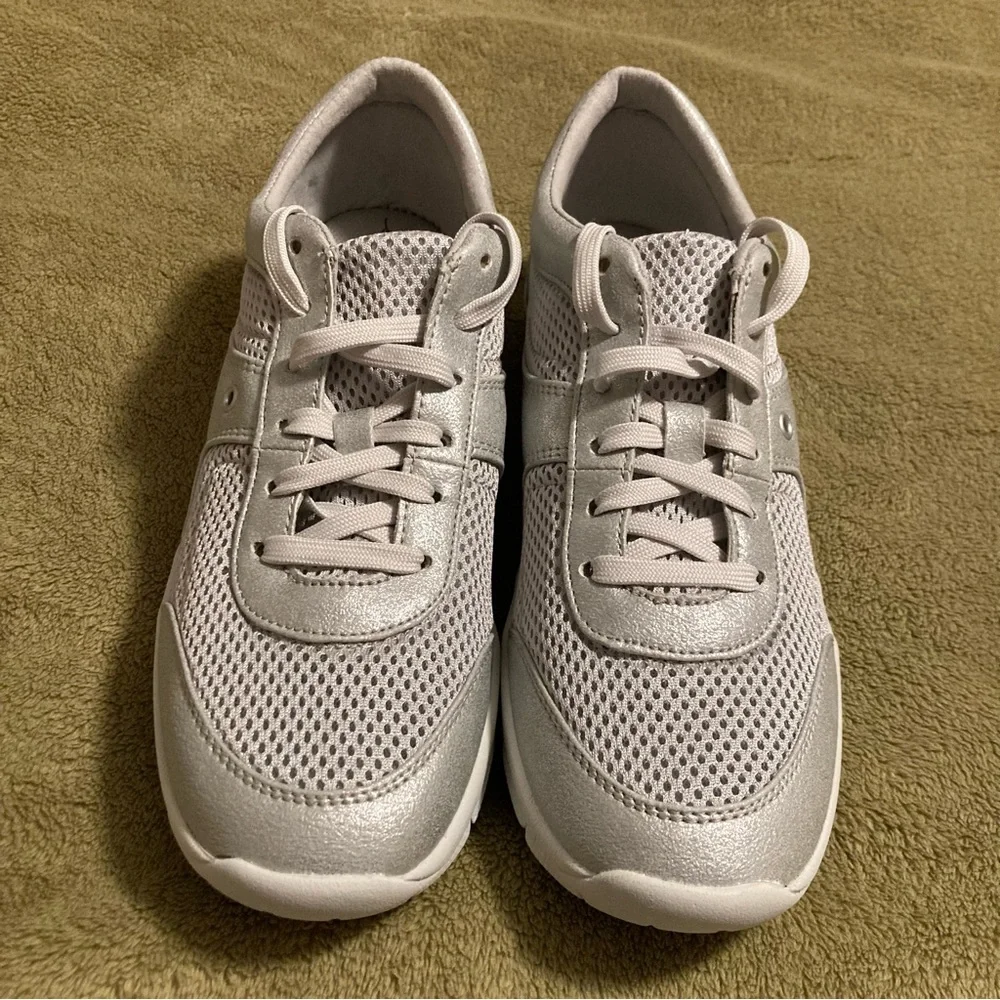 NIB Easy Spirit Gogo Sneaker Size 9M